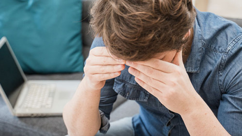 Mann-daheim-Laptop-verzweifelt-318839105-AS-Paolese