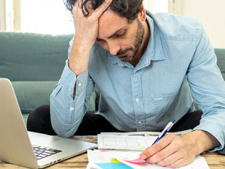 Mann-Laptop-Papier-verzweifelt-209077925-AS-samuel