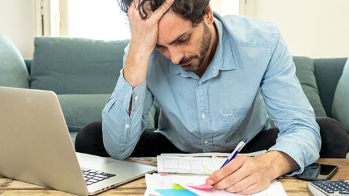 Mann-Laptop-Papier-verzweifelt-209077925-AS-samuel