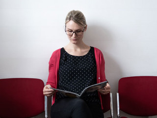 Frau-Wartezimmer-265850732-AS-Mediaparts