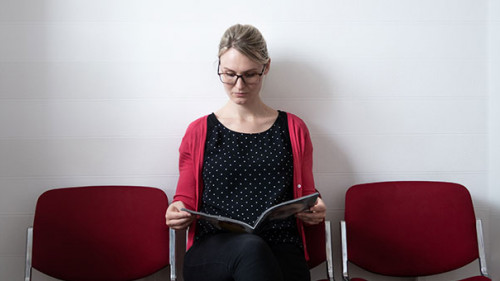 Frau-Wartezimmer-265850732-AS-Mediaparts
