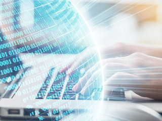 Haende-Laptop-Binaer-Code-322836001-AS-BillionPhotos-com