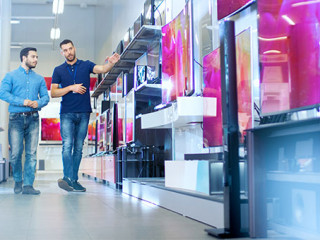 Kunde-Verkaeufer-Multimedia-Geschaeft-174490131-AS-Gorodenkoff