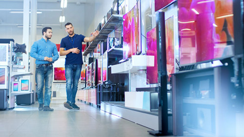 Kunde-Verkaeufer-Multimedia-Geschaeft-174490131-AS-Gorodenkoff