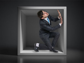 Anzugtraeger-Platzmangel-191010316-AS-vchalup