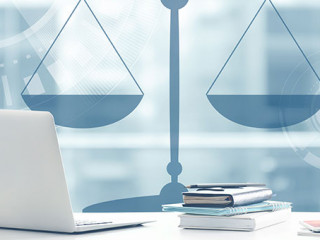 Laptop-Waage-Papier-119486585-AS-Africa-Studio