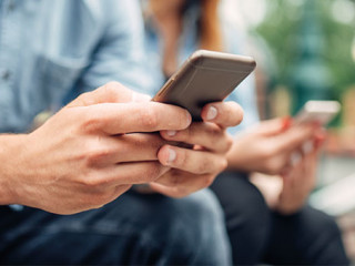 Mann-Frau-Smartphone-224005937-AS-Nomad-Soul