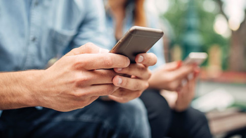 Mann-Frau-Smartphone-224005937-AS-Nomad-Soul