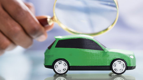 Mann-Lupe-Auto-216242816-AS-Andrey-Popov