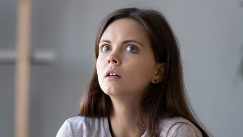 Frau-geschockt-246886119-AS-fizkes