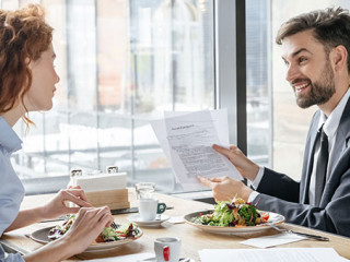 Anzugtraeger-Frau-Lunch-236779140-AS-Viktoriia