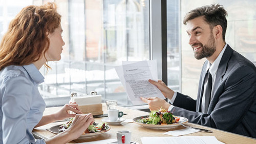 Anzugtraeger-Frau-Lunch-236779140-AS-Viktoriia