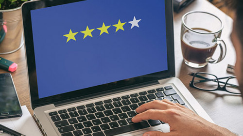 Anzugtraeger-Laptop-Sterne-250848695-AS-Rawf8