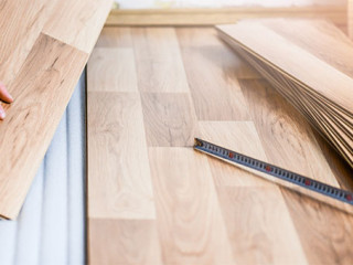 Mann-verlegt-Boden-302387498-AS-Milan