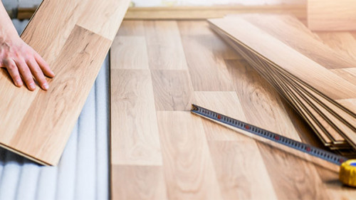 Mann-verlegt-Boden-302387498-AS-Milan