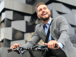 Anzugtraeger-Fahrrad-Lachen-243094706-AS-ty