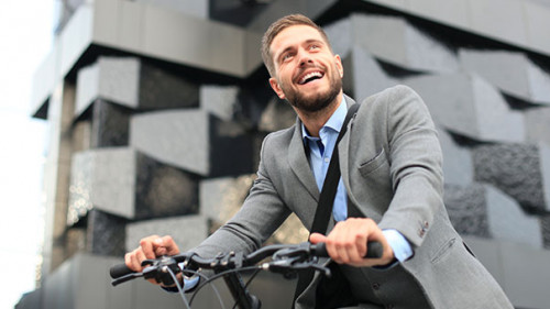 Anzugtraeger-Fahrrad-Lachen-243094706-AS-ty