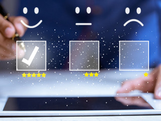 Haende-Tablet-Sterne-Smileys-313357922-AS-A-Stockphoto