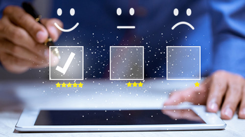 Haende-Tablet-Sterne-Smileys-313357922-AS-A-Stockphoto