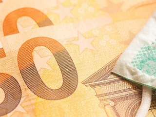 Geldscheine-Maske-367191073-AS-Minerva-Studio