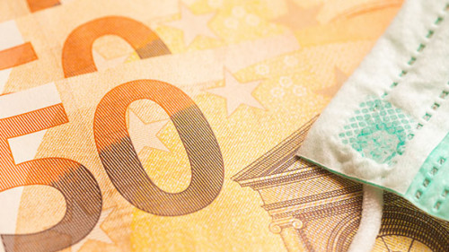 Geldscheine-Maske-367191073-AS-Minerva-Studio