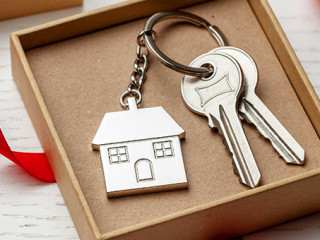 Geschenk-Hausschluessel-253714734-AS-adragan