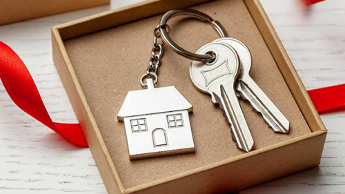 Geschenk-Hausschluessel-253714734-AS-adragan