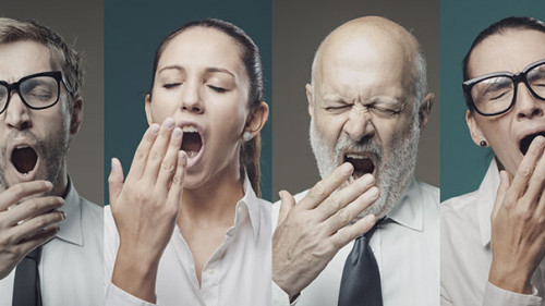 Gaehnende-Anzugtraeger-382795498-AS-stokkete