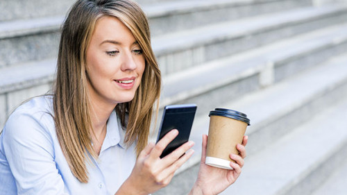 Frau-Kaffee-Smartphone-303554149-AS-Dragana-Gordic