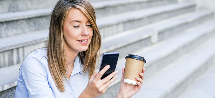Frau-Kaffee-Smartphone-303554149-AS-Dragana-Gordic