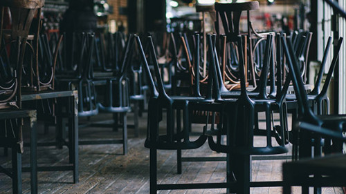 Restaurant-aufgestuhlt-180859499-AS-Iryna