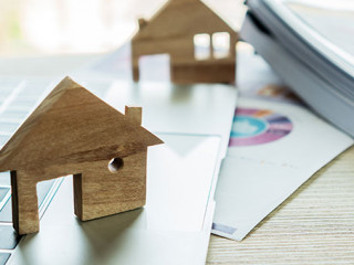 Haeuser-auf-Laptop-254296682-AS-smolaw11