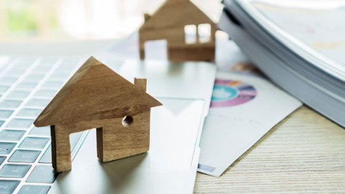 Haeuser-auf-Laptop-254296682-AS-smolaw11