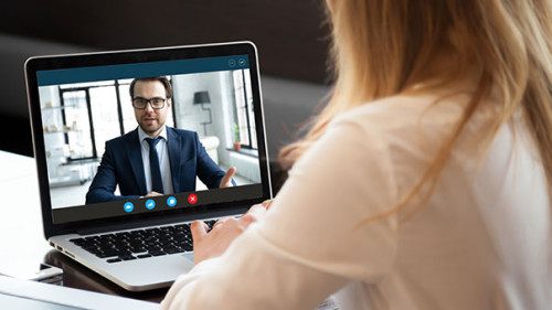 Anzugtraeger-Frau-Videotelefonie-332637190-AS-fizkes