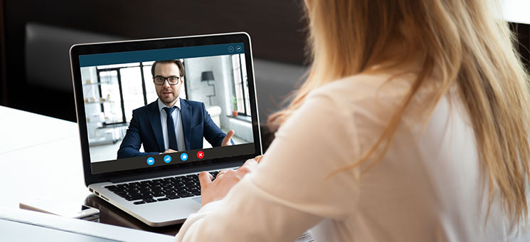 Anzugtraeger-Frau-Videotelefonie-332637190-AS-fizkes