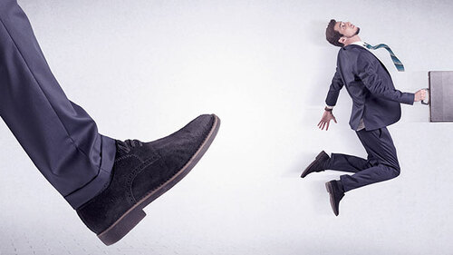 Großer-Schuh-Anzugtraeger-243027929-AS-ra2-studio