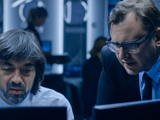 Anzugtraeger-Computer-290226181-AS-Gorodenkoff