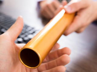 Maenner-Staffelstab-Tastatur-165883639-AS-Andrey-Popov