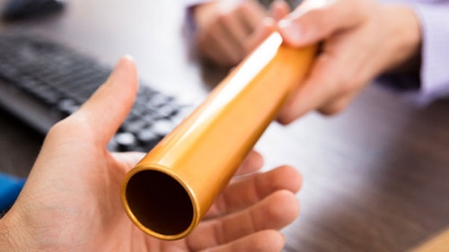 Maenner-Staffelstab-Tastatur-165883639-AS-Andrey-Popov