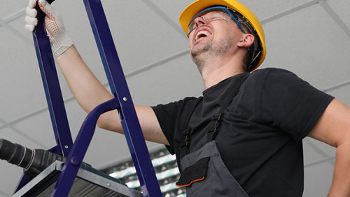 Handwerker-Schmerzen-349539646-AS-H-Ko