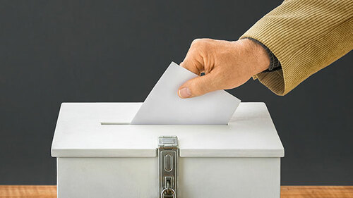 Hand-Wahlurne-94341686-AS-Zerbor