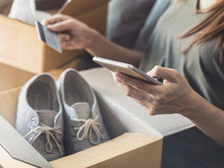 Frau-Smartphone-Geldkarte-188911276-AS-Kittiphan