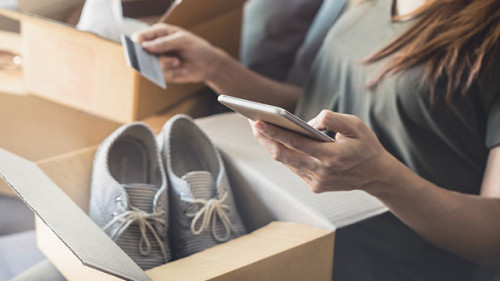 Frau-Smartphone-Geldkarte-188911276-AS-Kittiphan