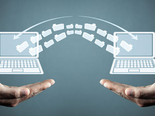 Haende-Computer-Datenuebertragung-249183094-AS-andranik123