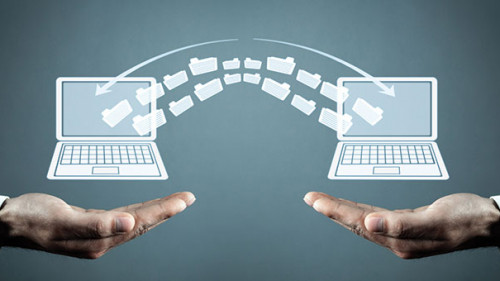 Haende-Computer-Datenuebertragung-249183094-AS-andranik123