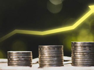 Muenzstapel-gruener-Pfeil-314991486-AS-994yellow