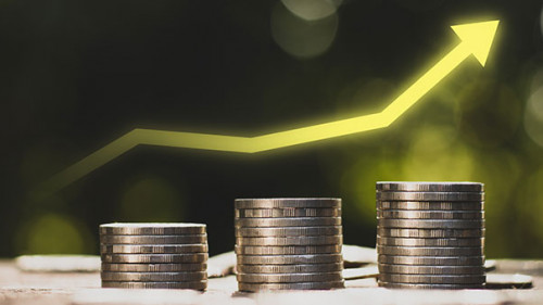 Muenzstapel-gruener-Pfeil-314991486-AS-994yellow