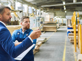 Anzugtraeger-Arbeiter-Fabrik-183299371-AS-Seventyfour