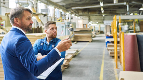 Anzugtraeger-Arbeiter-Fabrik-183299371-AS-Seventyfour