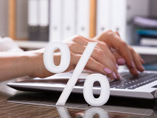 Frau-Laptop-Prozent-217264238-AS-Andrey-Popov